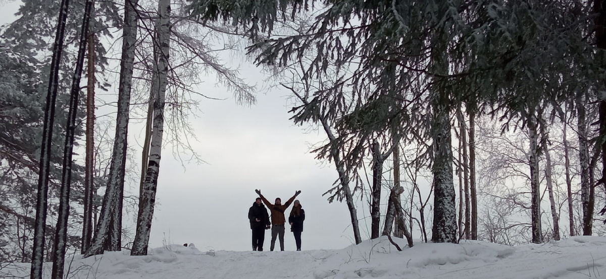 Я, Серёга, Даша. Оля фотографирует (Первый раз на горе Котёл 29.01.2023год.)
