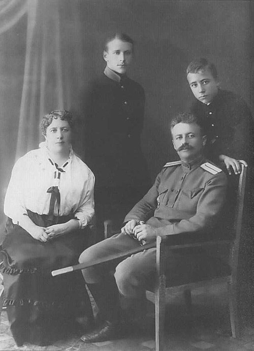 Евгений (стоит слева) с родителями - Львом Борисовичем и Марией Федоровной и младшим братом. Отец был врачом-хирургом, а мать - акушеркой