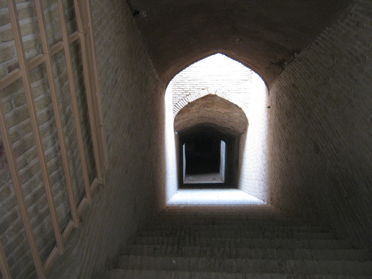 Иран, Язд, музей воды, вход в подземное хранилище