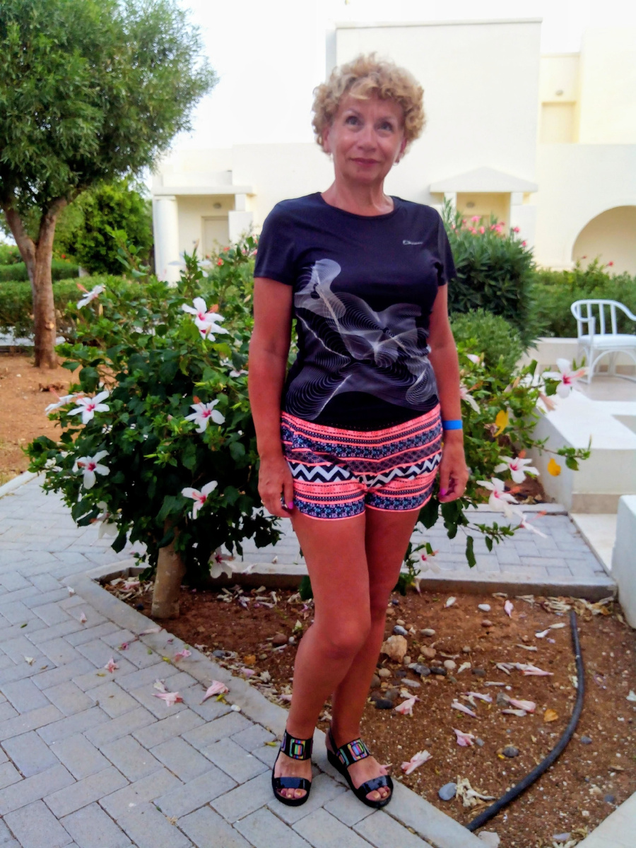 Крит, сентябрь 2017. В нашем номере, кроме основного входа, был ещё выход прямо в сад. В нём и сделана эта фотография.