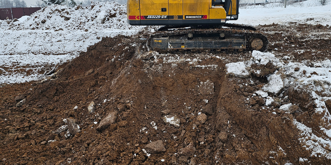 КАМАЗ застрял в снегу. Экскаватор спасает. Будни стройки в Сумароково
