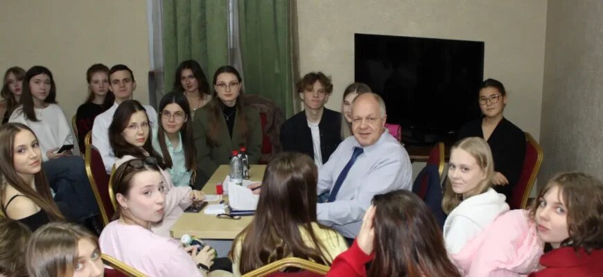    Григорий Прутцков и студенты Школы журналистики имени Владимира Мезенцева Анастасия Липова