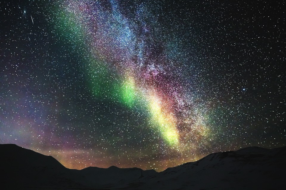 Полярная ночь продолжалась, а над Чукоткой набирала силу поразительная игра красок