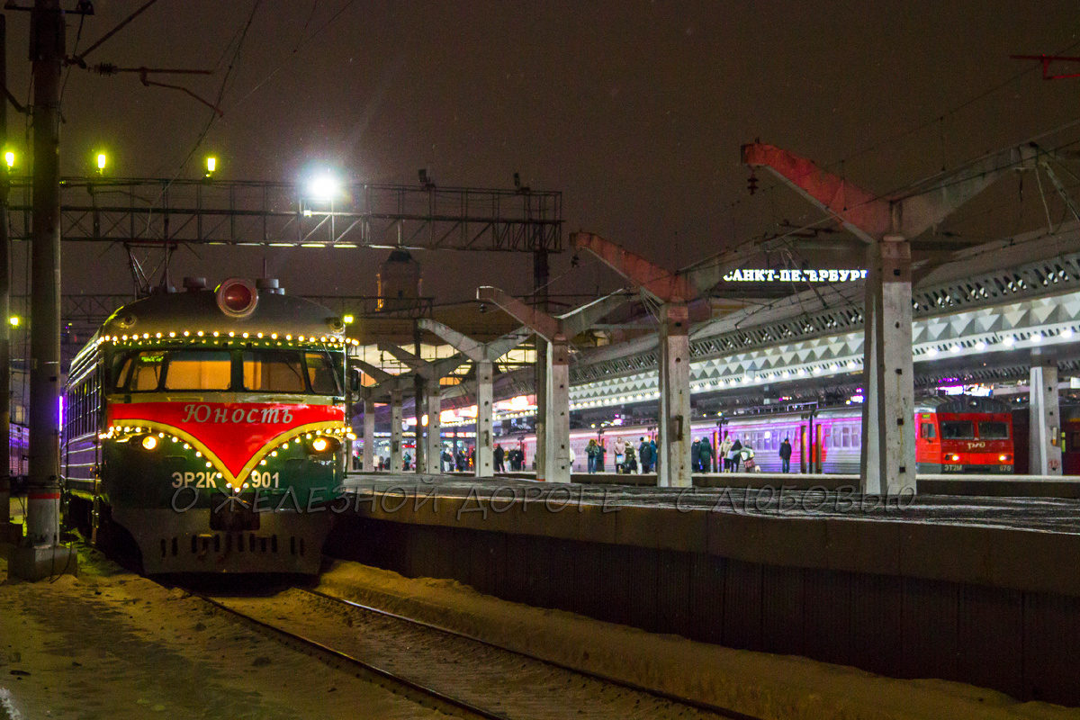 Бригады в кабине нет, значит, фотографию можно публиковать без опасения, что парням "прилетит" за отсутствующий галстук или еще за что-нибудь.