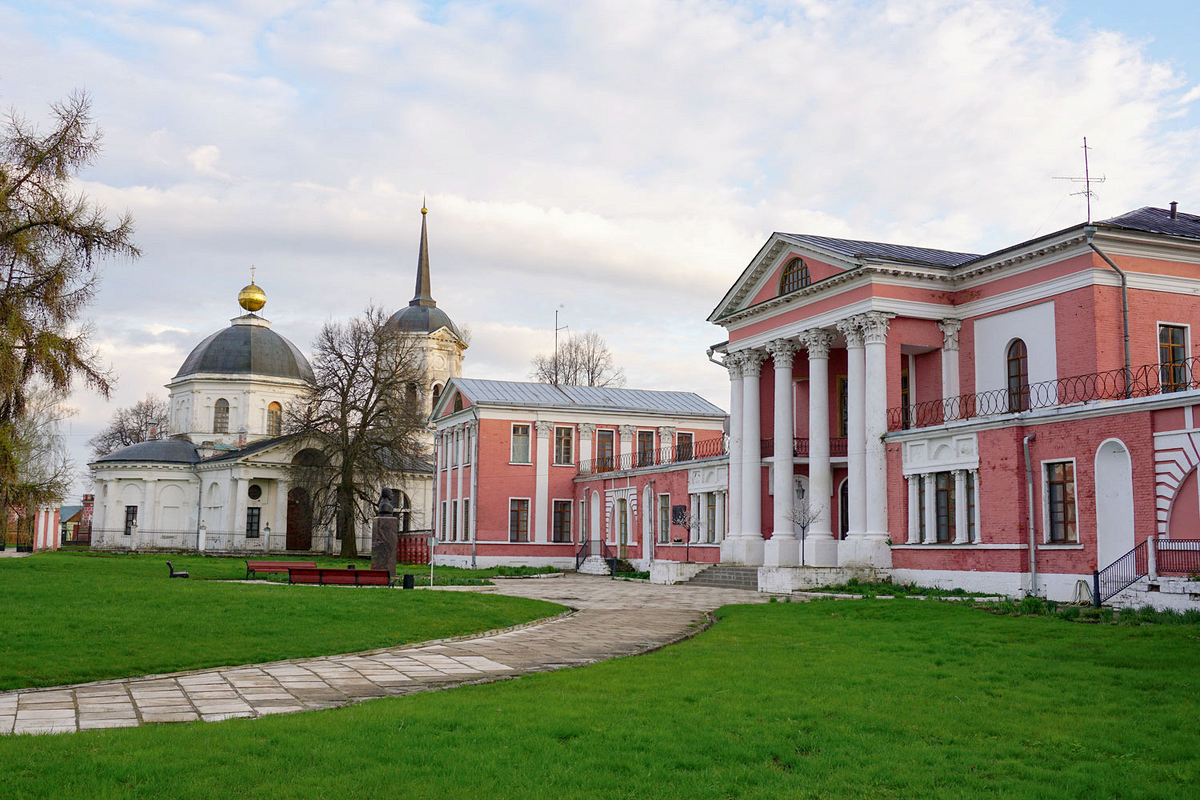 Источник: https://portal-kultura.ru/articles/news/373952-usadbu-goncharovykh-v-volokolamske-obustroyat-pod-gostinitsu/