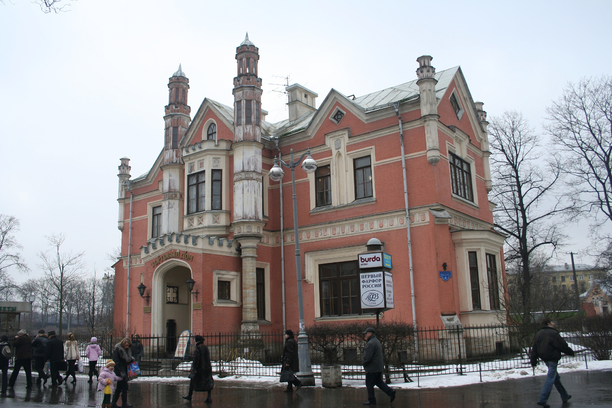 Слева от метро