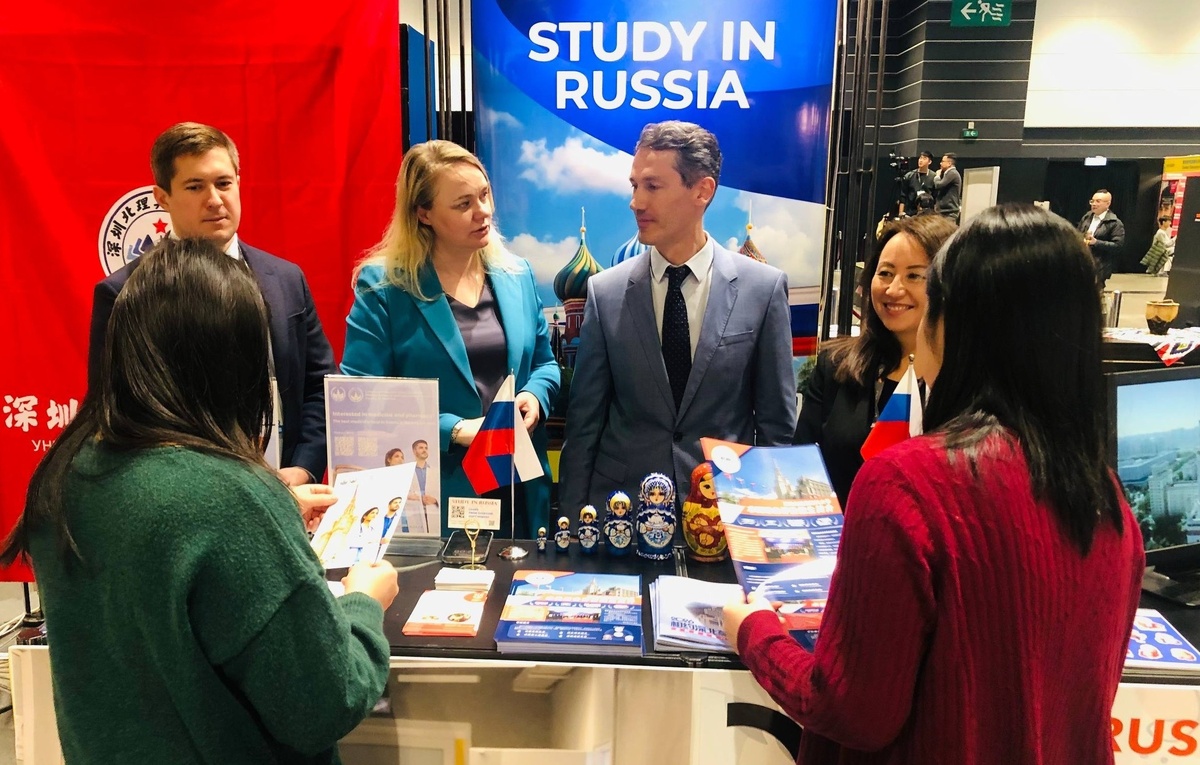    Генконсул РФ в Гонконге и Макао Анатолий Каргаполов (в центре)  Евгений Пахомов/ТАСС