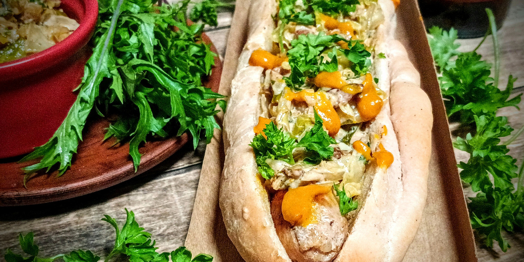 Хот-дог со сливочной капустой и беконом