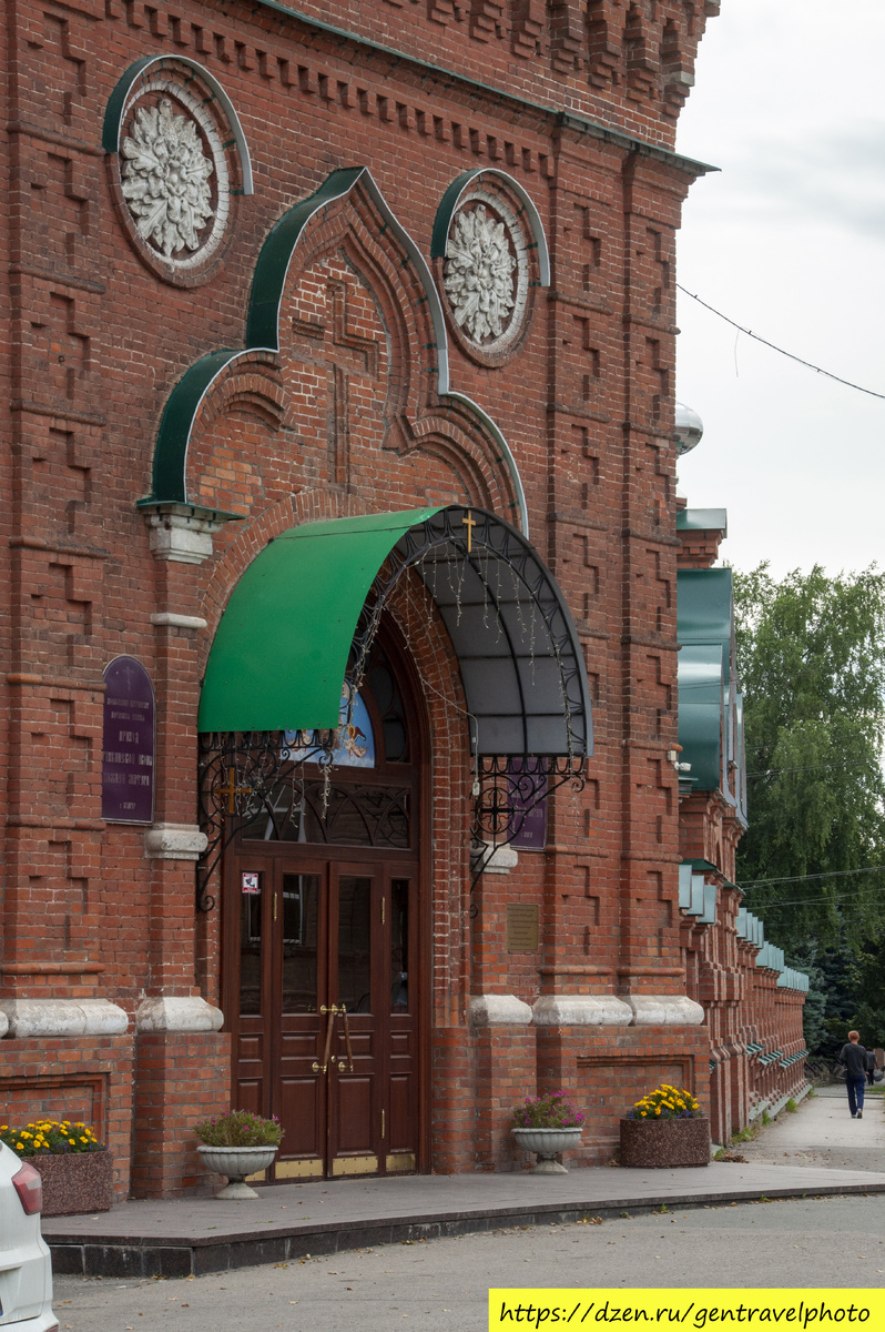 Главной святыней храма была Тихвинская икона Божией Матери (написана в XVII в). В 1774 году, во время нападения на город войск Е. Пугачёва, кунгуряки вынесли на стены кремля эту икону и молились об избавлении, потому что другой надежды не было. Рассказывают, что помогло — при очень малом числе защитников нападавшие видели, что в городе большое число солдат, с которыми им не справится. Пугачёвцы же, увидев на вале множества народа и не поняв, в чём дело, испугались и побежали. Таким образом Кунгур единственный город на Урале, который не был захвачен самозванцем. После известных событий 1917 г. судьба иконы неизвестна. 