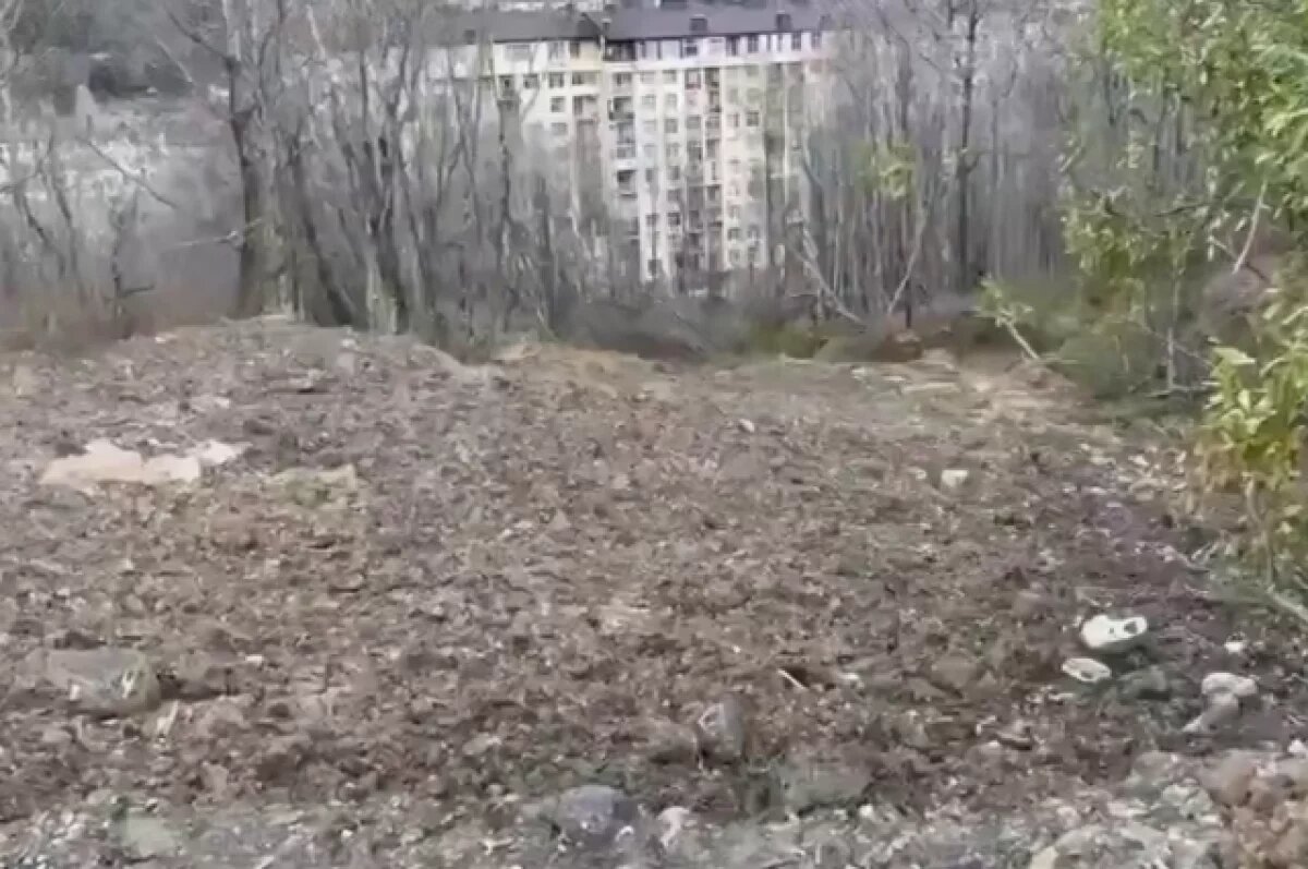    В Адлере зафиксирован сход оползня возле многоквартирного дома