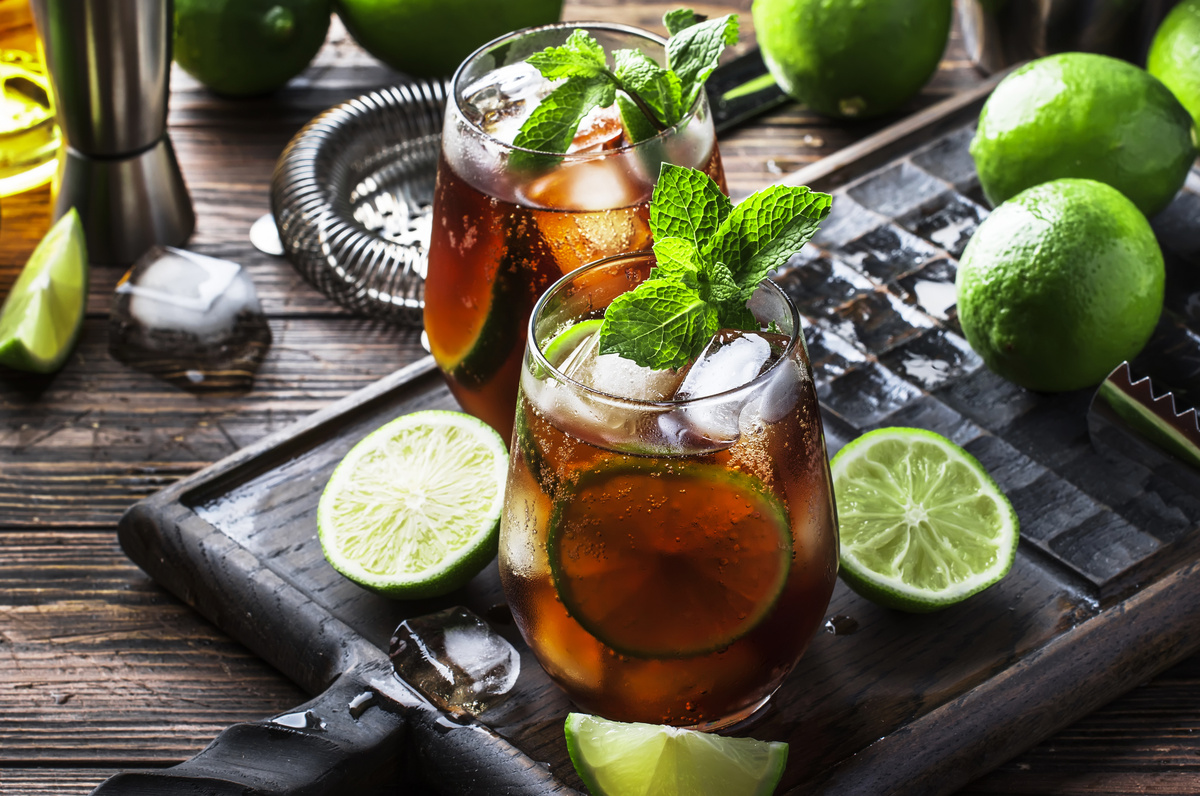 «Куба либре» — коктейль на основе рома и кока-колы