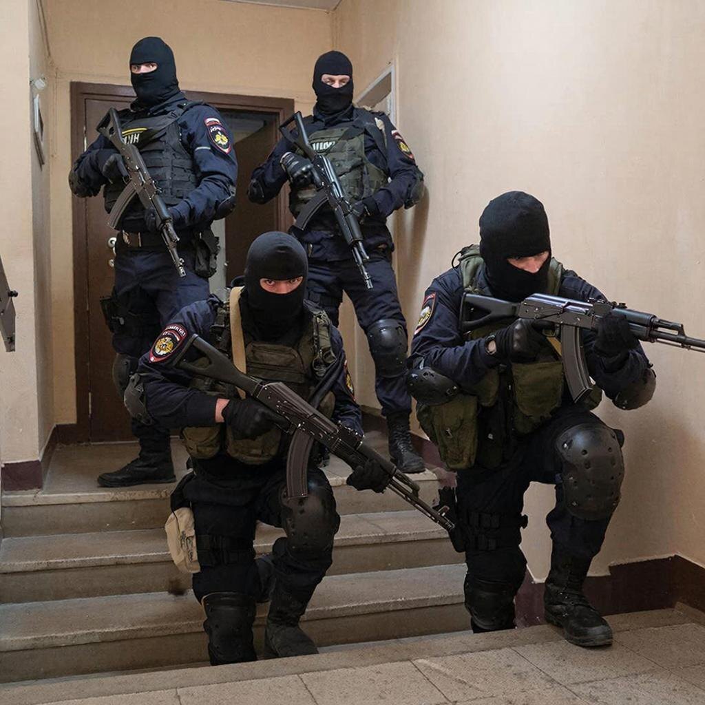 ОМОН. Сгенерировано по описанию из главы. Нейросети было трудно :-)