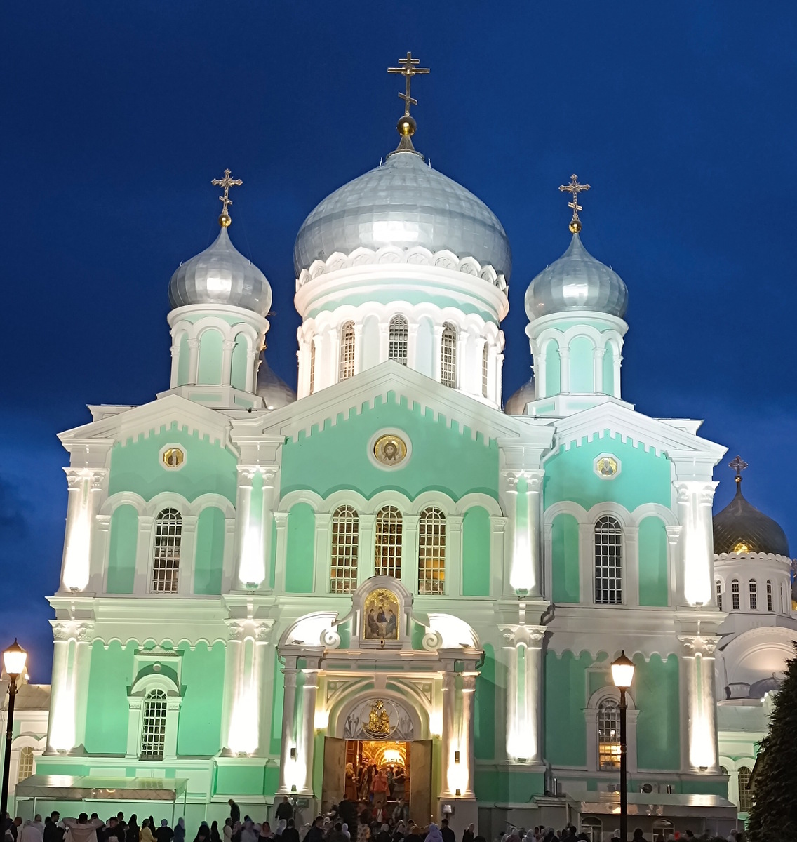 Свято-Троицкий собор на закате предстал в другом облике, нежели днём. Я долго наслаждался этим видом, стоя перед храмом и любуясь таким благолепием