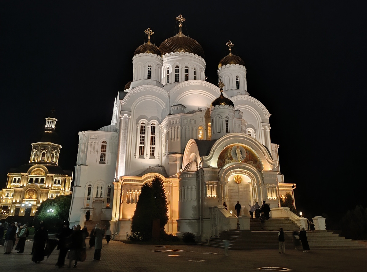 Спасо-Преображенский собор сфотографирован в тёмное время суток, что придаёт ему особенную красоту, согласитесь))