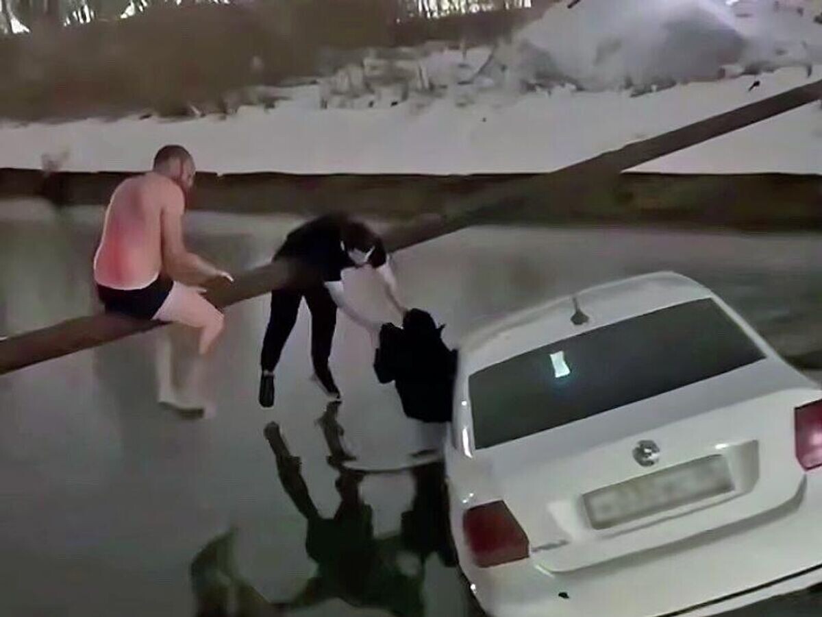    Жители Дагестана спасли мать и ее ребенка, которые провалились на машине в канал | © Кадр видео из соцсетей