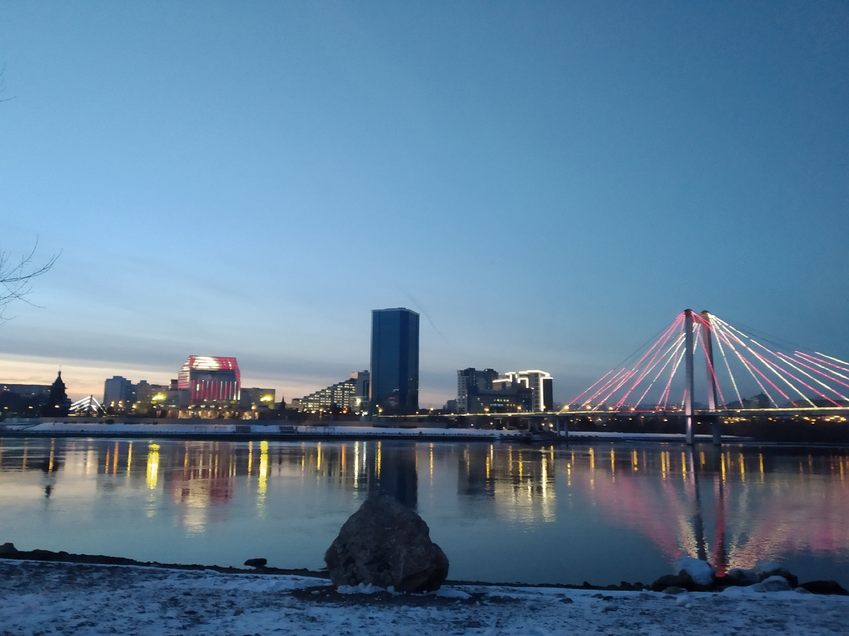 Вид на Площадь Мира с береговой части острова Татышев (личное фото)