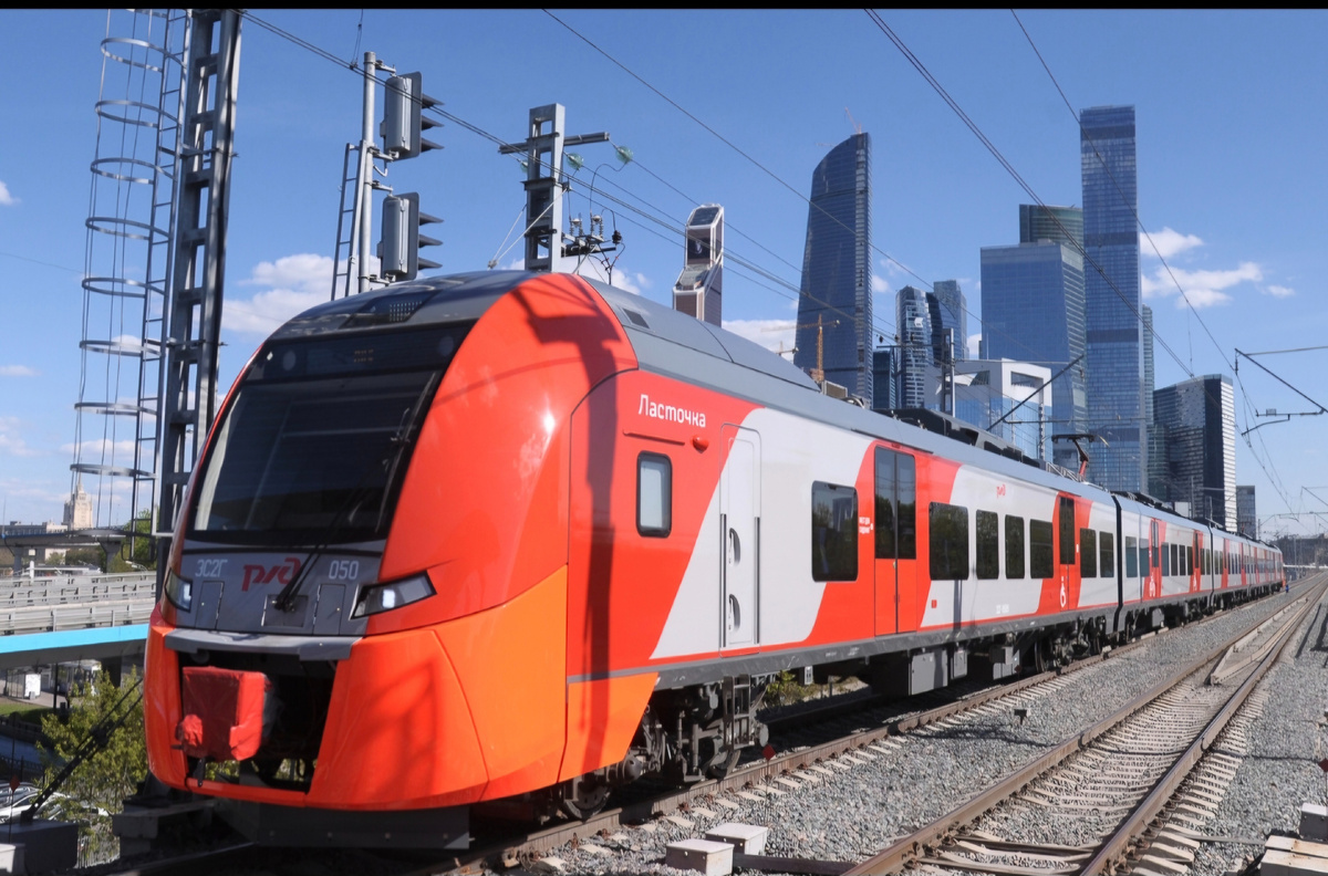 Скоростной поезд "Ламточка" . После ухода "Сименс" из России для замены таких поездов произвели импортозамещенный "Финист"