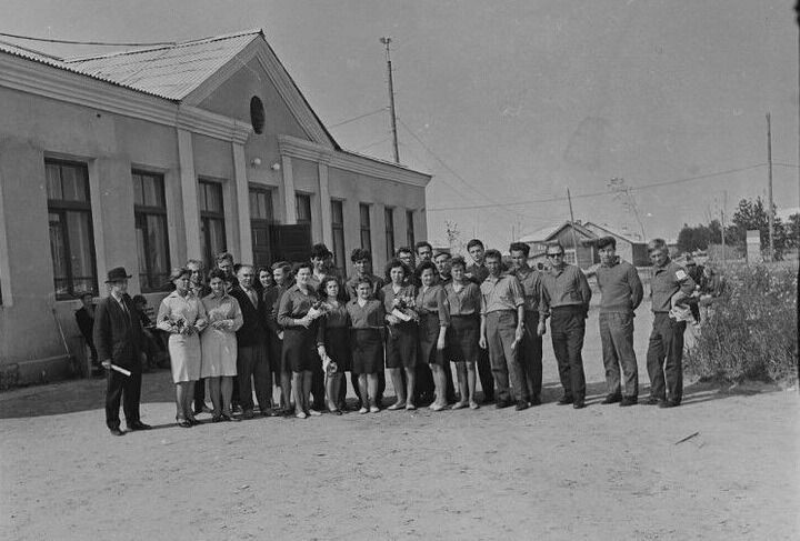    Львовские студенты прилетели — впереди лето стройки и северный город.   pastvu.com