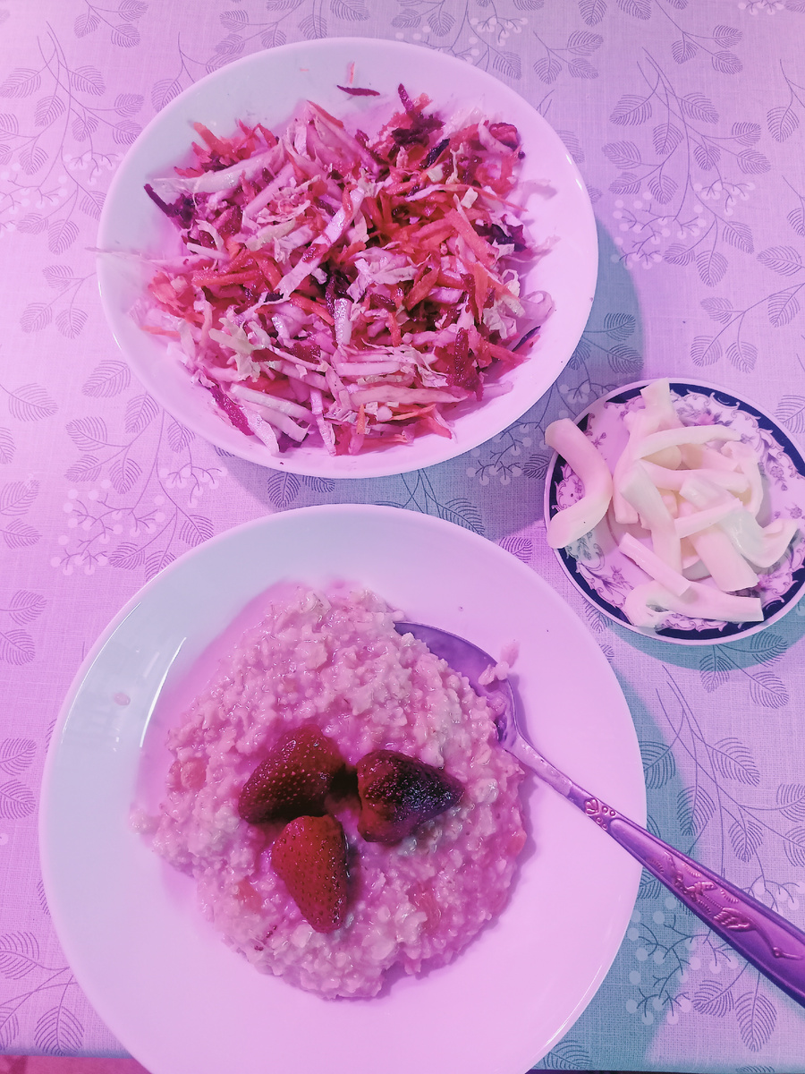 Фото автора. Завтрак сегодня: салат из капусты с морковью и красной свеклой. Заправка: соевый соус, яблочный уксус, оливковое масло. Каша овсяная с изюмом и свежемороженой клубникой. Сыр Сулугуни.