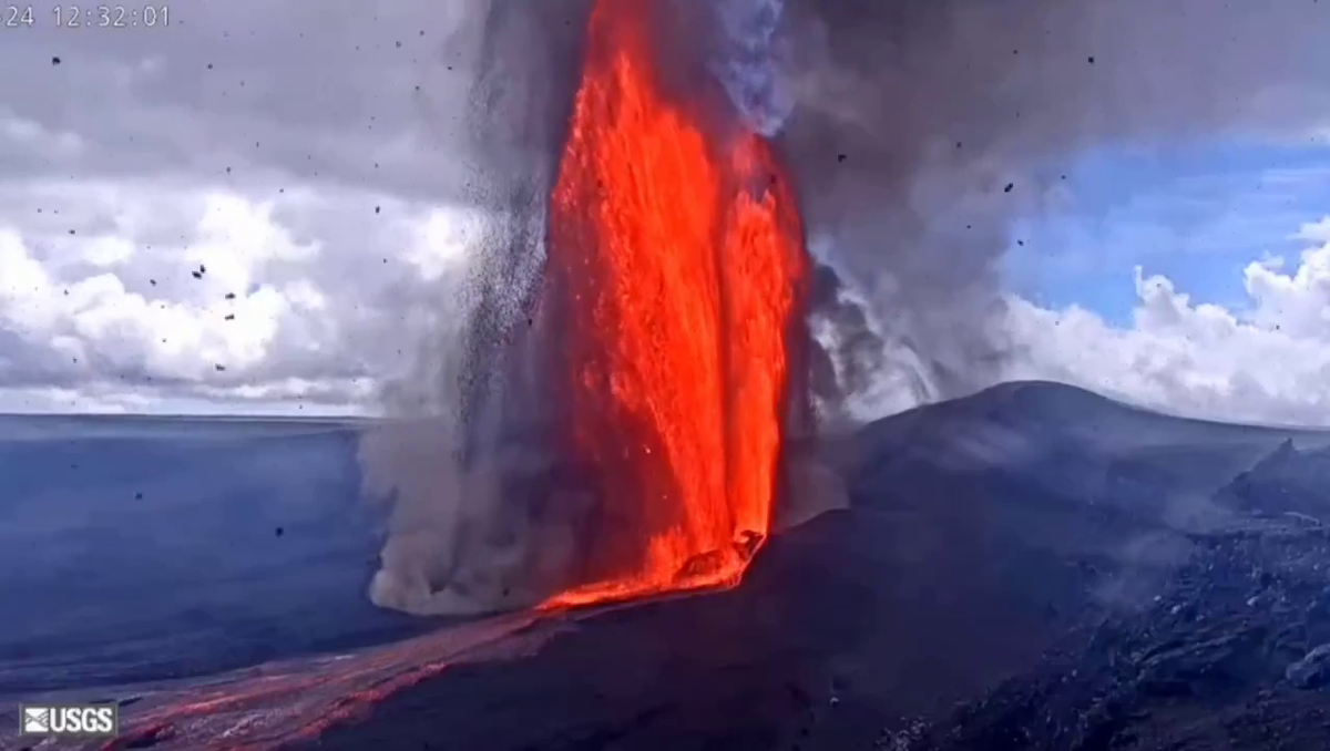 Выдающийся 41-й эпизод извержения Килауэа 25 января (на Гавайях - ещё 24). Только поглядите, как бросается!