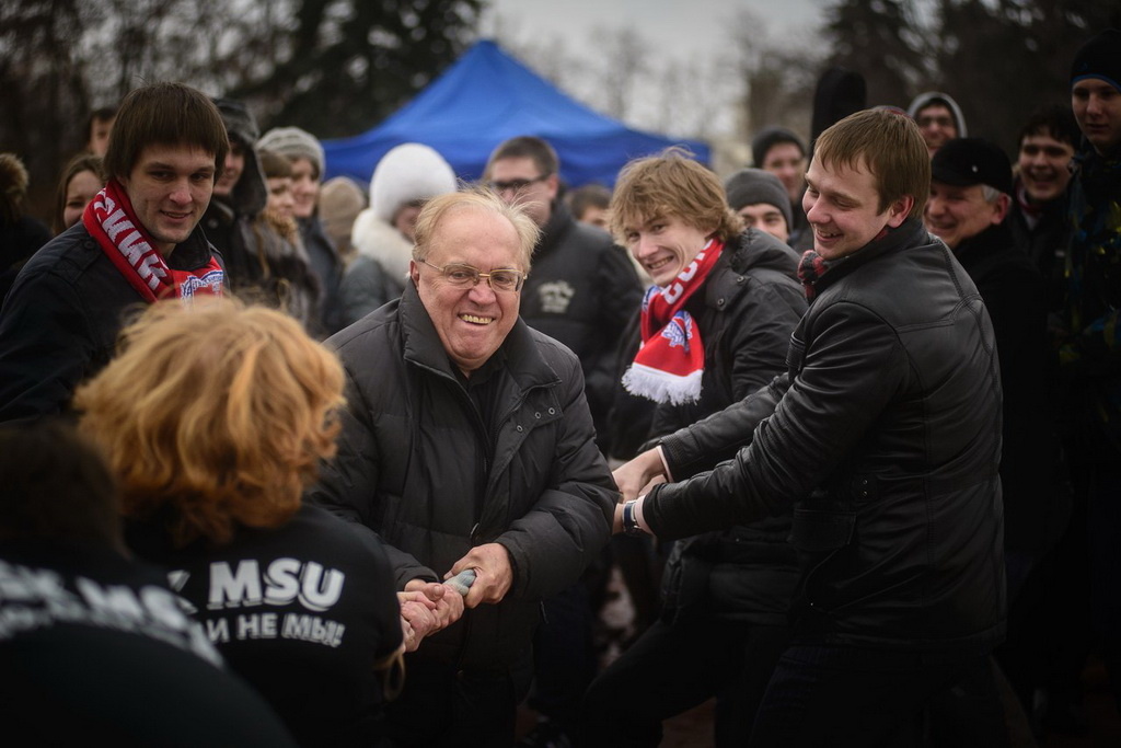 Ректор МГУ В.А. Садовничий азартно тянет канат на праздновании «Масленицы-2013»