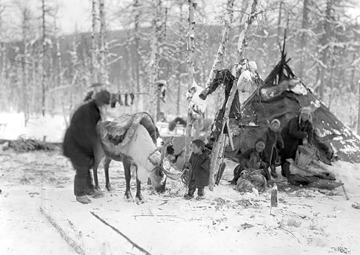 Чум и семья эвенка, 1939 г. Автор И. И. Балуев. Из фонда стеклянных негативов КККМ