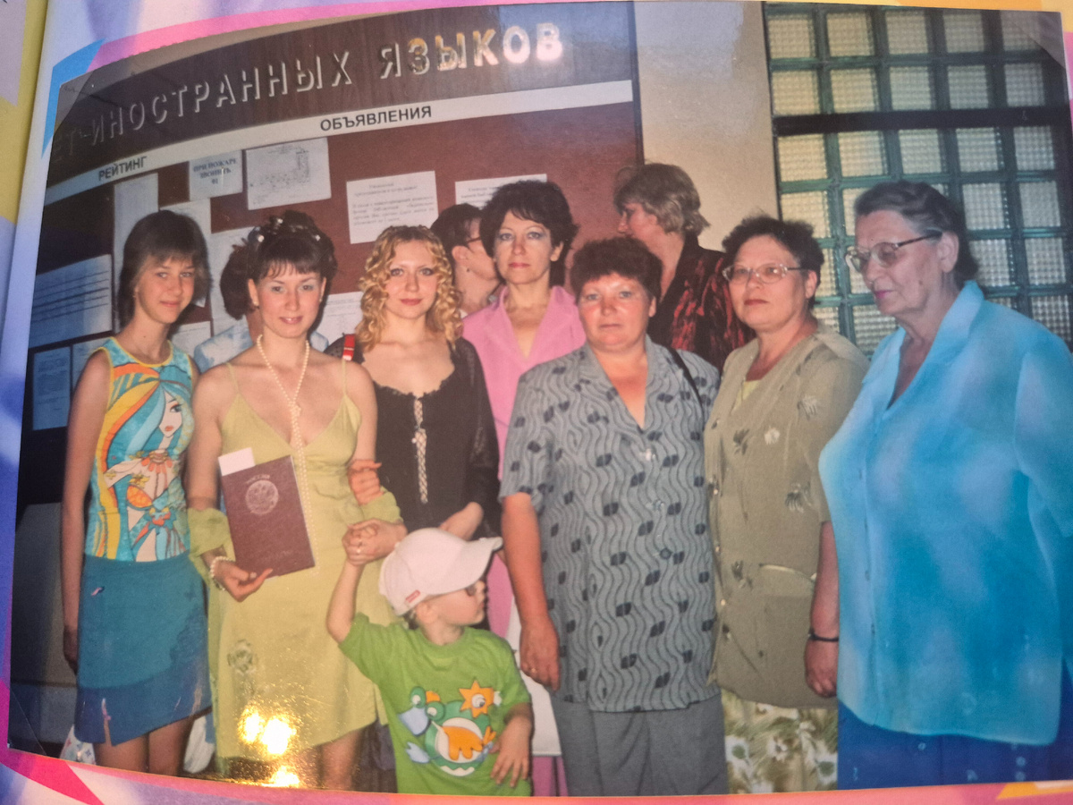 Я - девушка с дипломом в зелёном сарафане. Узнаёте? 