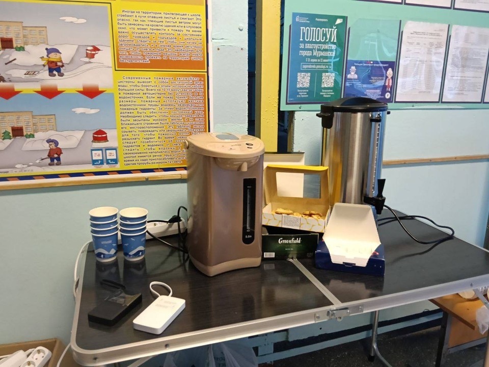    Продуктовые наборы завозят по мере комплектования с 13.30, но зарядить телефон уже можно на всех точках. Фото: t.me/ilebedevmurmansk