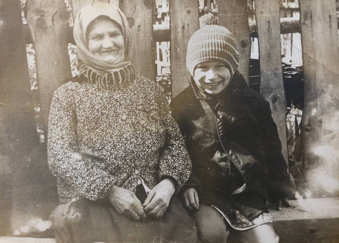 Понина Александра Михайловна с младшей внучкой.