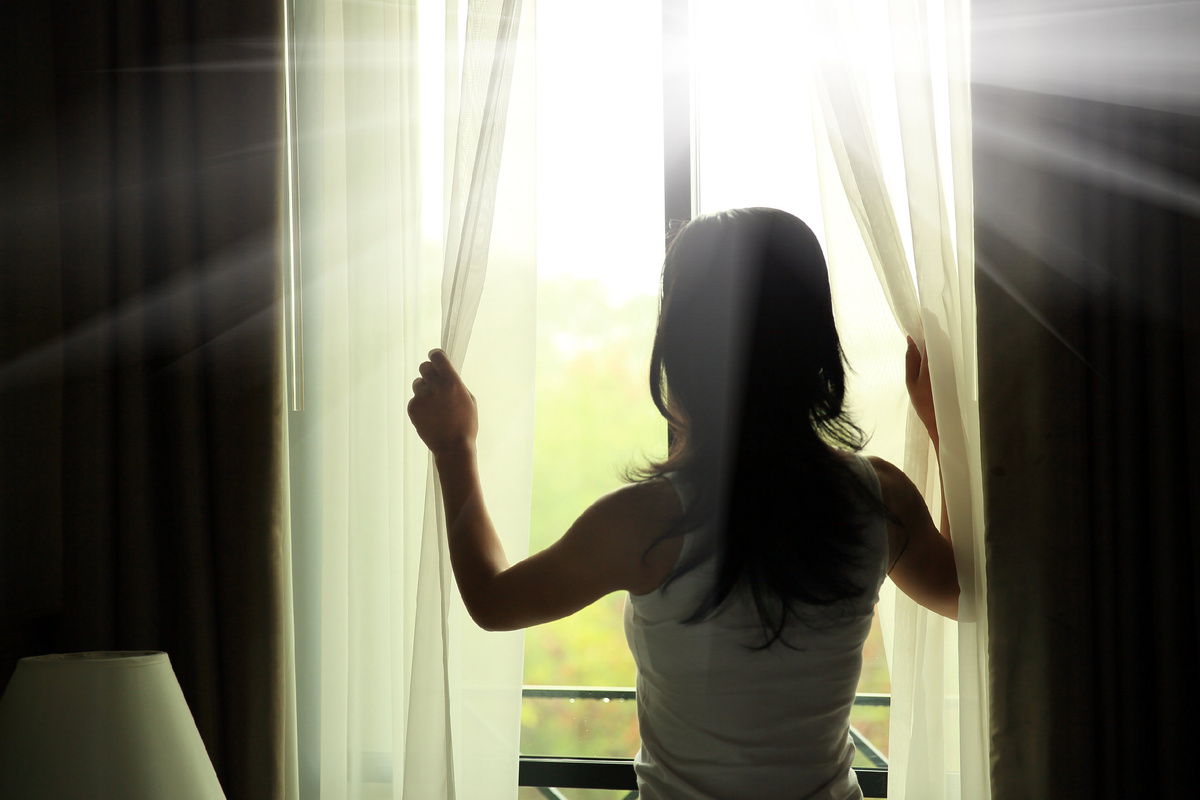 Открой окно, впусти рассвет, а с ним и радости букет, что состоится из счастья, любимых рук объятья