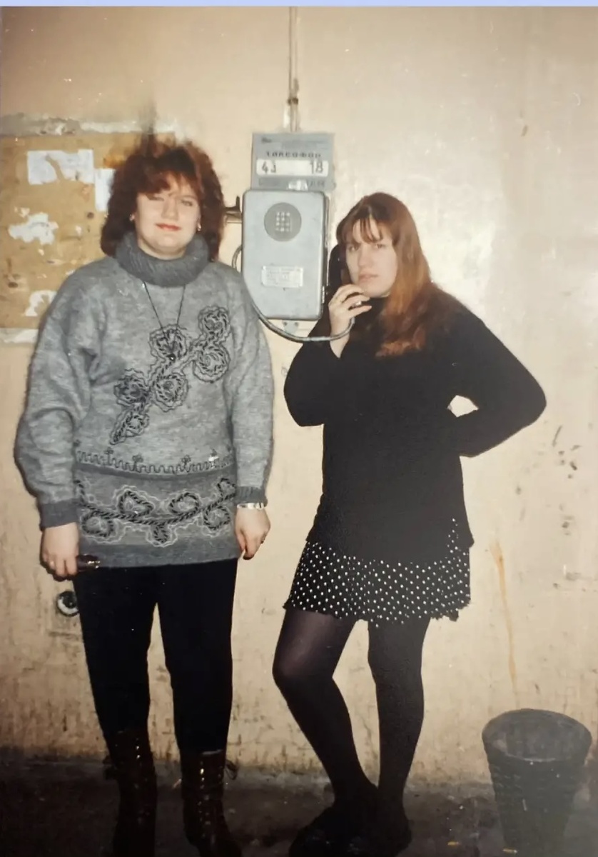 Фото автора канала. Мы с Татьяной на первом этаже общежития. Скорее всего где-то 1997-1998 годы, точно не помню.