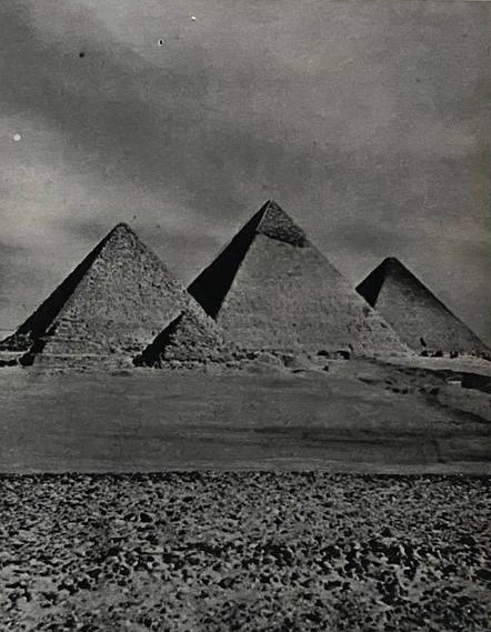 Пирамиды в Гизе, построенные в эпоху IV династии. Вид издалека. Посередине пирамида фараона Хеопса, по бокам - Хефрена и Микерина