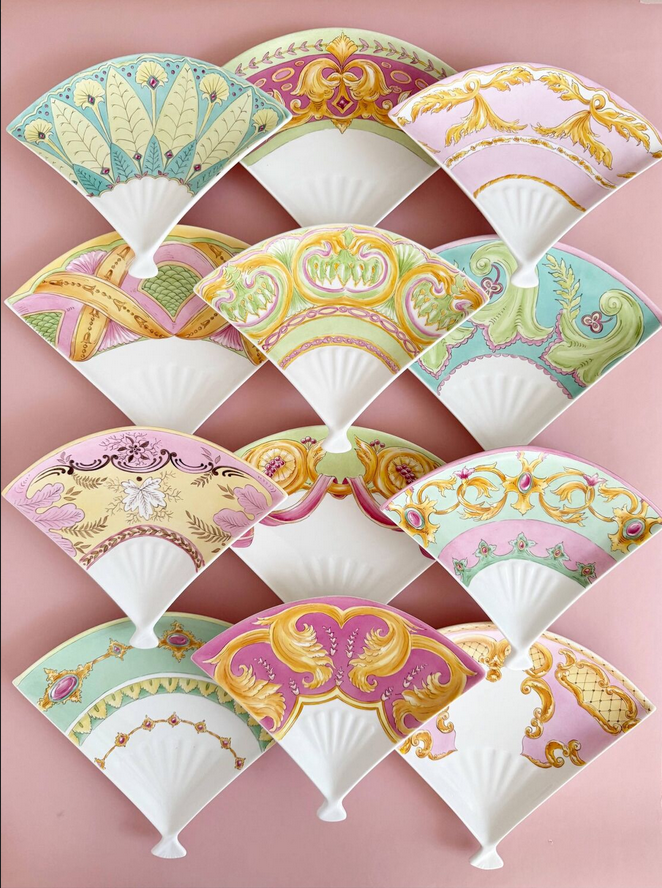 В этой коллекции всего 12 тарелок  