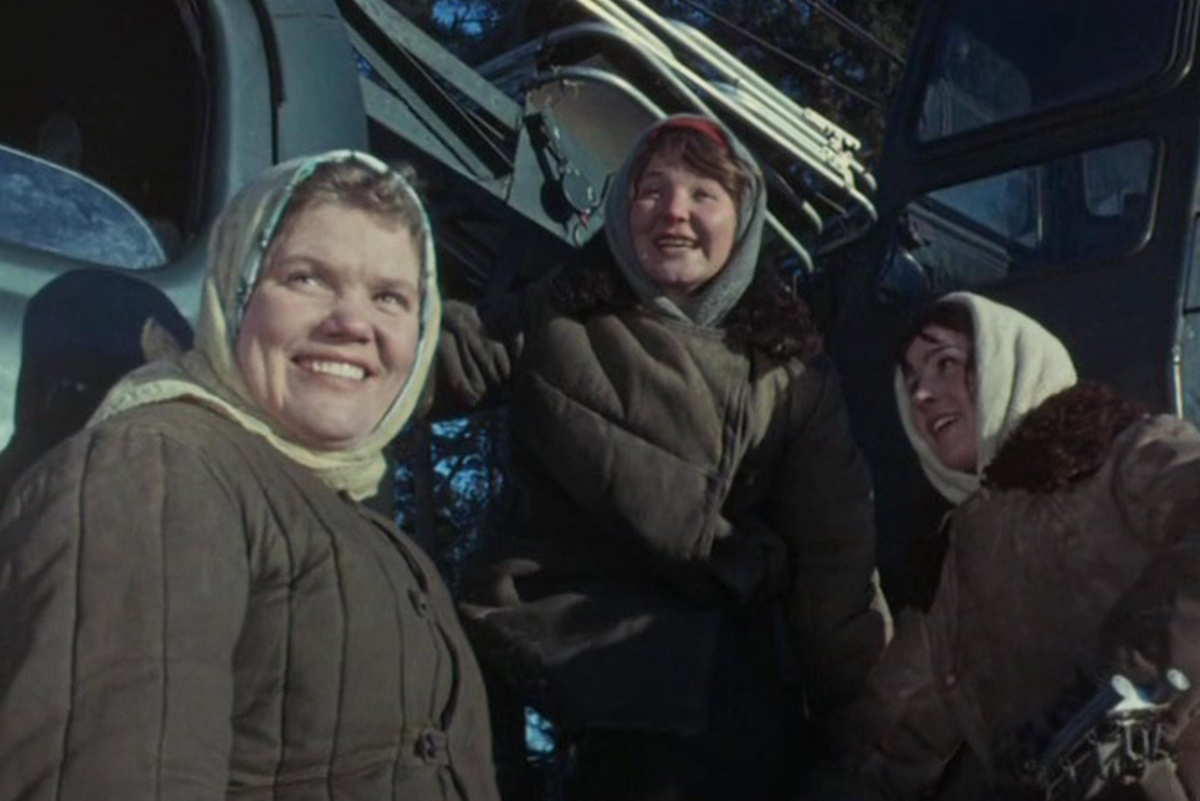 Валентина Ананьина (слева) в фильме "Карьера Димы Горина"