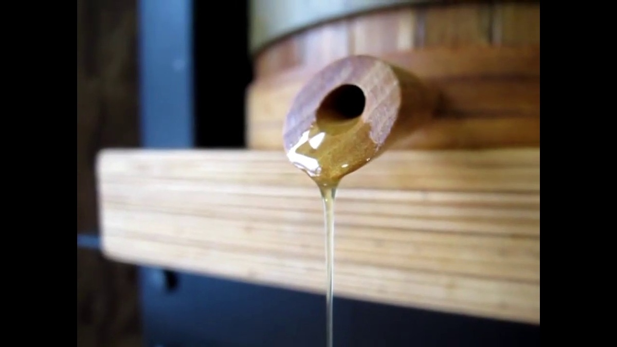 Сыродавленные масла — продукт «живой». В этом их главная ценность, но и главная особенность: они чувствительны к условиям хранения. Если хранить неправильно, масло быстро теряет вкус, аромат и полезные свойства.
Разберёмся, как этого избежать.
1⃣ Свет — главный враг
Сыродавленные масла не любят свет, особенно солнечный. Под его воздействием окисляются жирные кислоты.
✔ Идеально — тёмная стеклянная бутылка.
✔ Если масло уже открыто, храните его в шкафу, а не на столе.
2⃣ Температура имеет значение
Лучшее место для хранения — холодильник.
✔ Оптимальная температура: от +4 до +8 °C.
❌ Не храните масло возле плиты или на кухонной полке — тепло ускоряет порчу.
3⃣ Воздух = окисление
Чем чаще масло контактирует с воздухом, тем быстрее оно стареет.
✔ Плотно закрывайте крышку после каждого использования.
✔ Не переливайте масло без необходимости в открытую посуду.
4⃣ Срок хранения — не «на всякий случай»
Сыродавленные масла не хранятся годами.
Обычно:
в закрытой бутылке — 3–6 месяцев (в зависимости от вида семян);
после вскрытия — 1–2 месяца при правильном хранении.
Если появился горький вкус или неприятный запах — масло лучше не использовать.
5⃣ Чистота при использовании
✔ Используйте сухую чистую ложку.
❌ Попадание воды или крошек резко сокращает срок хранения.
Вывод
Сыродавленное масло — не просто ингредиент, а функциональный продукт. Немного внимания к условиям хранения — и вы получите максимум пользы, вкуса и аромата 🌱