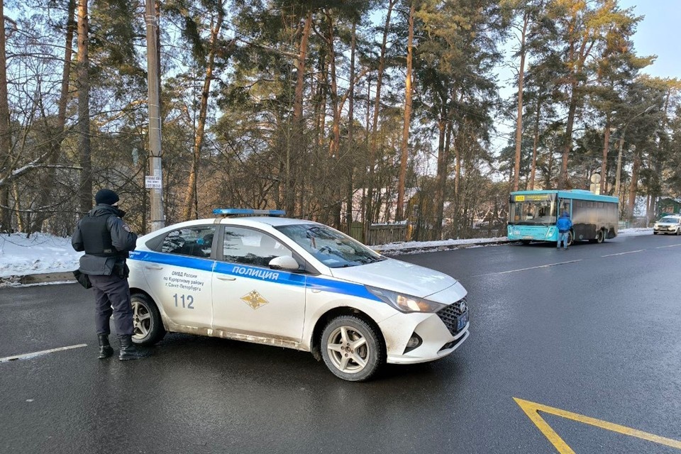    Силовики проверили подозрительную коробку в автобусе в Сестрорецке. Фото: t.me/Sestroretsk78 / Никита Петров