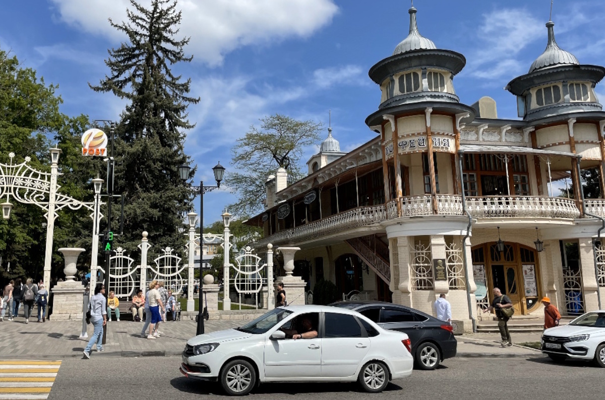 Вход в парк «Цветник» и расположенная рядом с ним кофейня Гукасова.