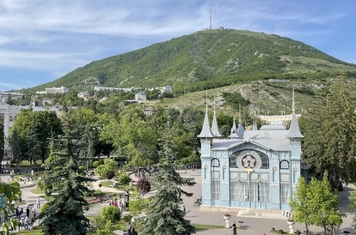 Парк «Цветник» — главный парк Пятигорска и супер-популярное место для прогулок в Кавминводах. Его начали обустраивать в 1829 году на месте, затопленном минеральной водой.