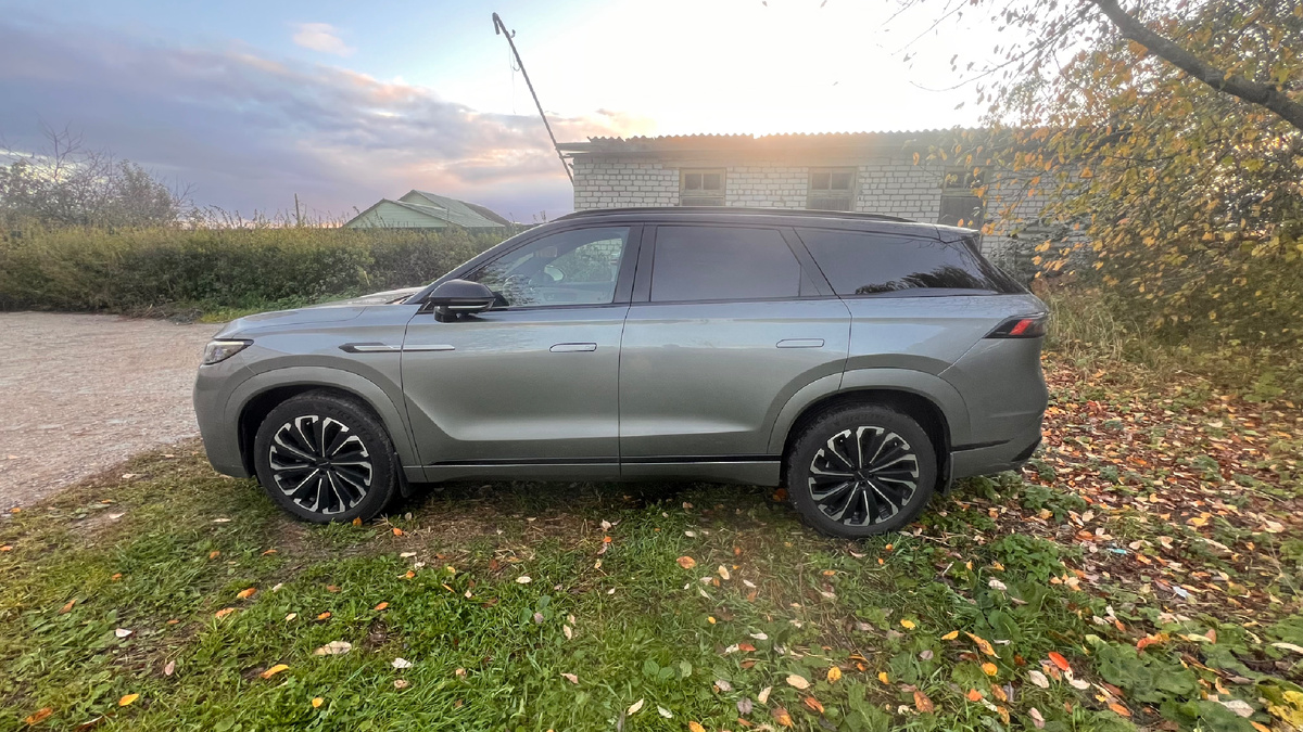 Jaecoo J8 у дома выглядит красиво