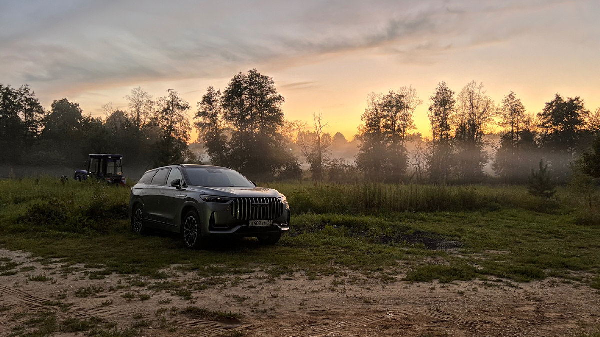 В деревне красиво, туман, зелень кругом, много неба видно