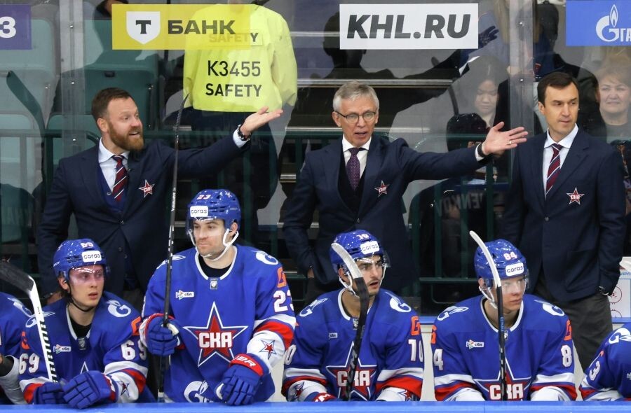    Тренер ХК СКА Владимир Филатов, главный тренер ХК СКА Игорь Ларионов, тренер ХК СКА Максим Семенов / Источник: © Артем Пряхин/РИА Новости