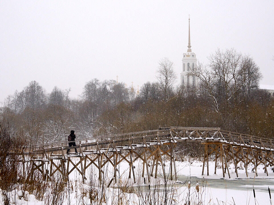 Пешеходный мостик через реку Теза в Шуе