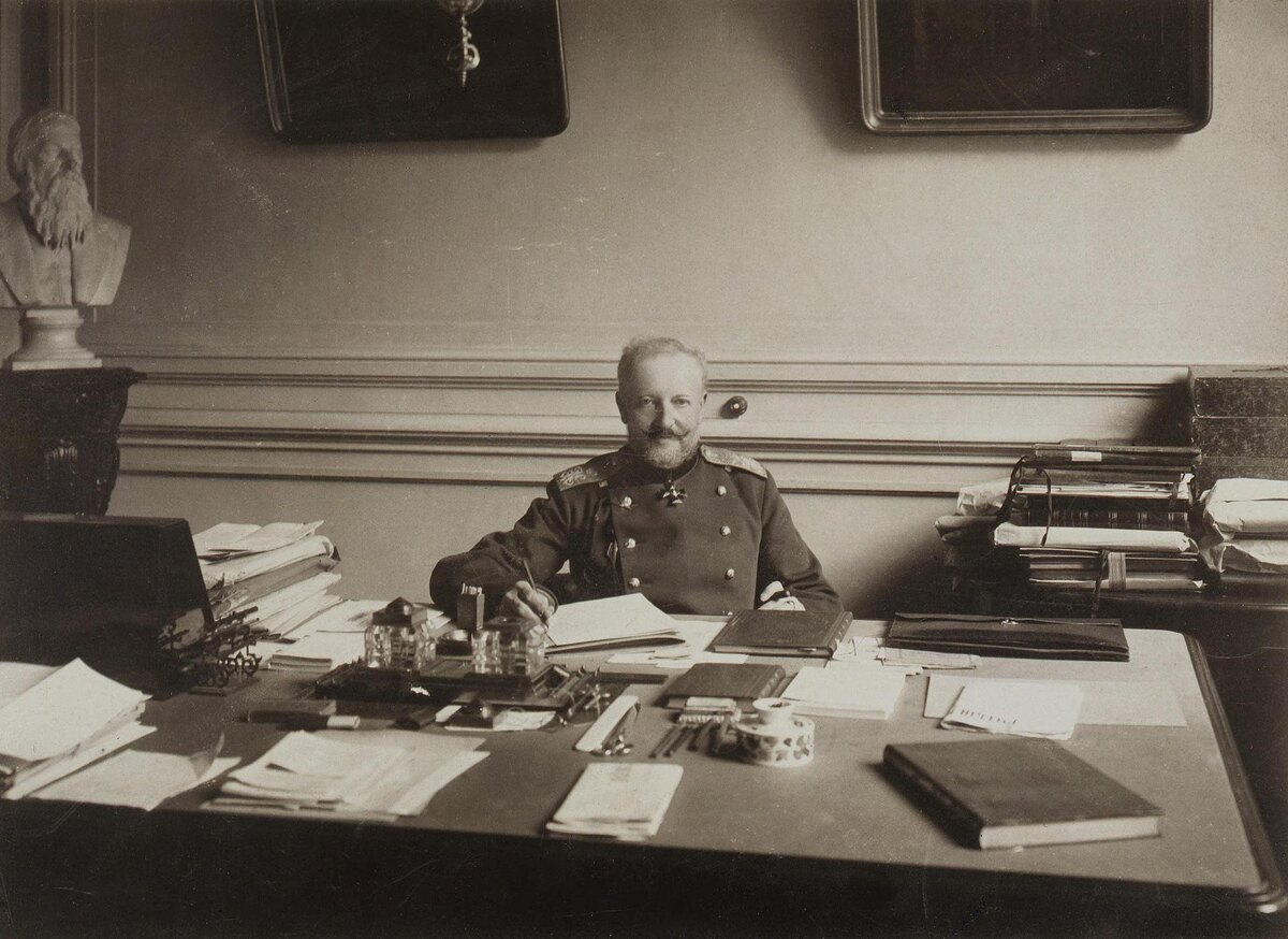 Николай Карлович Шильдер (1842—1902) — русский военный инженер и историк, специалист по политической и военной истории России конца XVIII — первой половины XIX века, автор подробных биографий трёх российских монархов: Павла I, Александра I и Николая I. Член-корреспондент Петербургской академии наук (с 1900), директор Императорской Публичной библиотеки (с 1899), генерал-лейтенант (1893). Сайт: https://ru.wikipedia.org/wiki/Шильдер,_Николай_Карлович