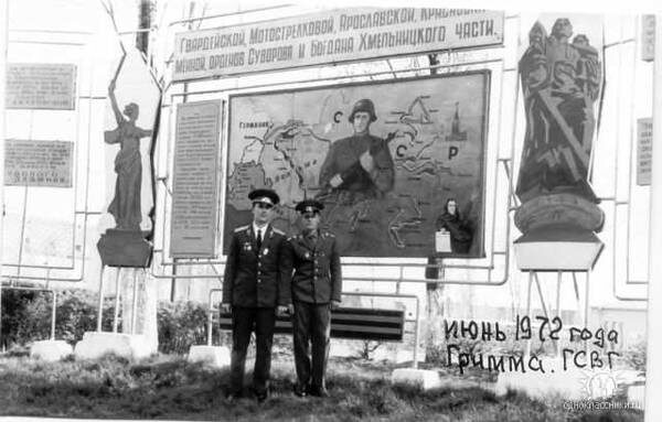 У входа в клуб гв.67МСП...