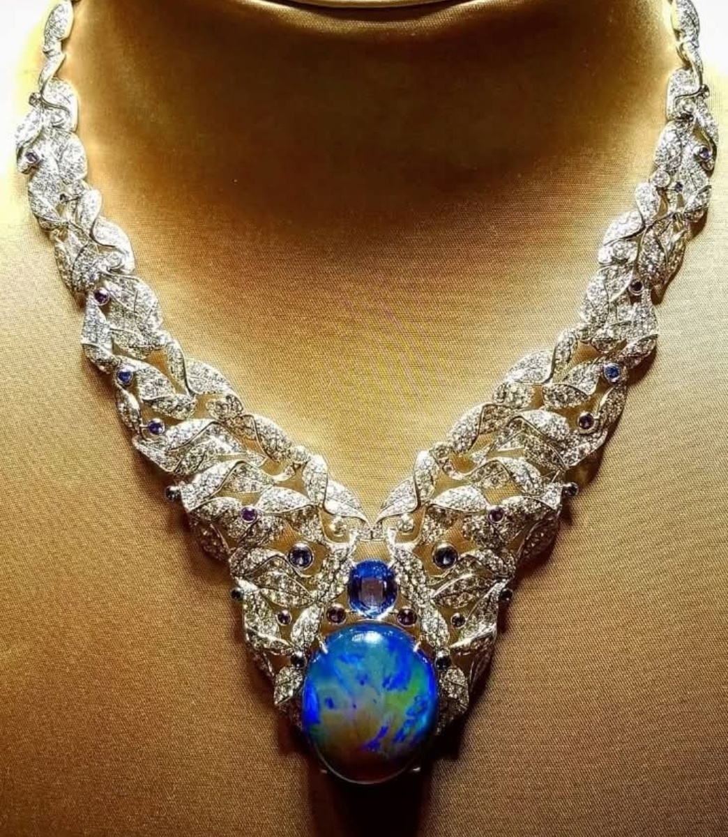 Драгоценные украшения с черными опалами.