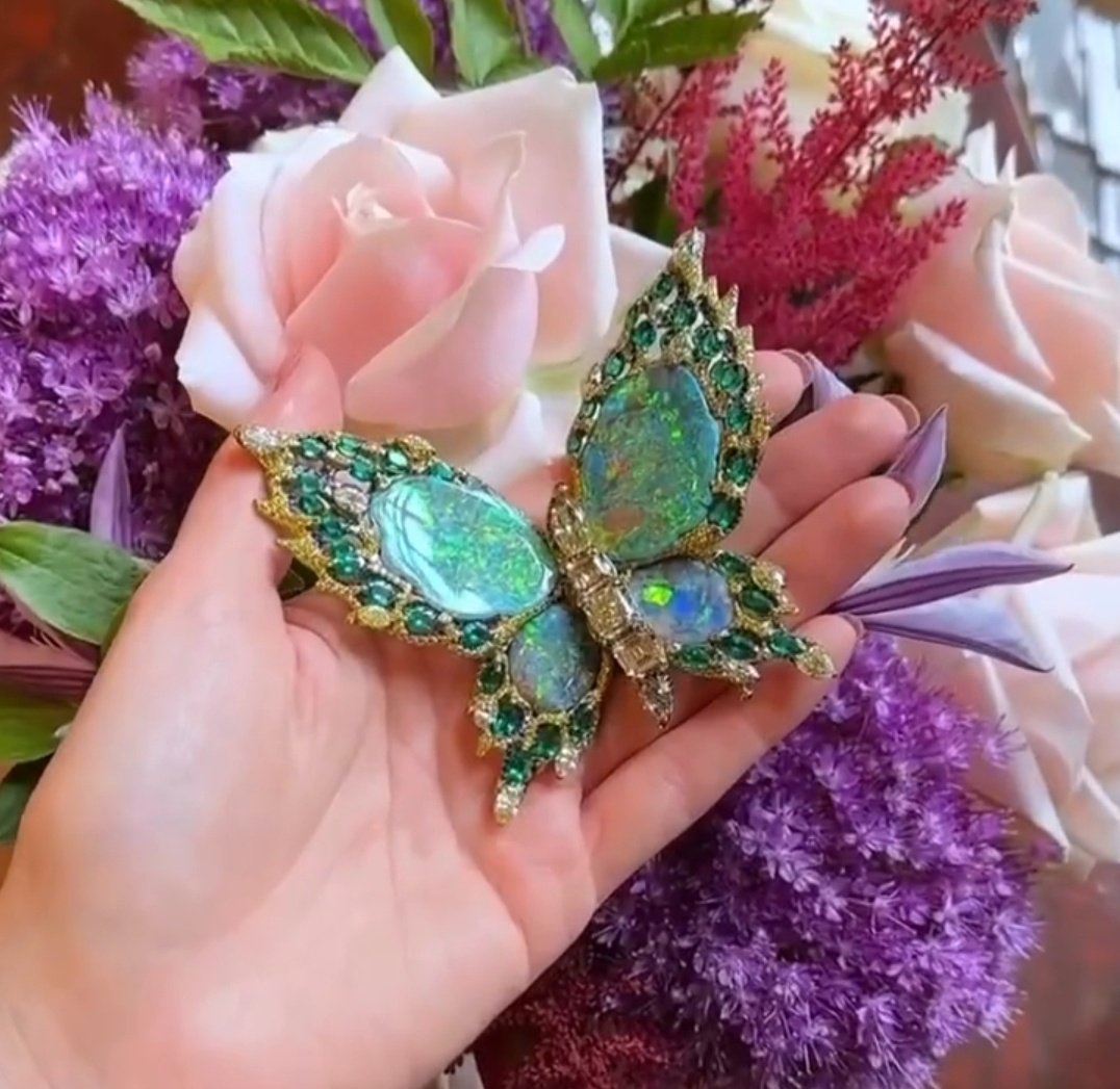 Драгоценные украшения с черными опалами.