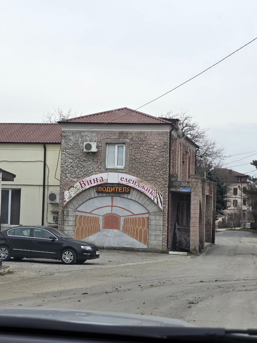 Заброшенное здание завода.