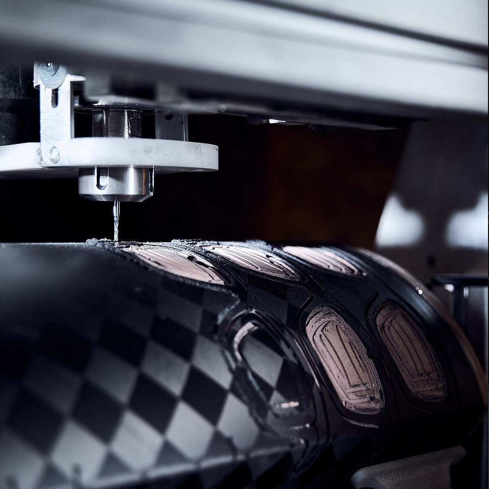 Производственный процесс изготовления очков из уникального материала Flexarbon