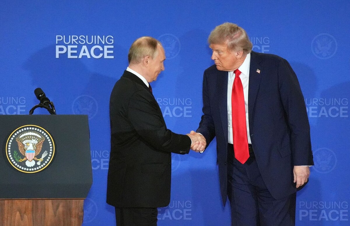    Владимир Путин и Дональд Трамп во время пресс-конференции по итогам переговоров на Аляске / Источник: © ИЗВЕСТИЯ/Андрей Эрштрем