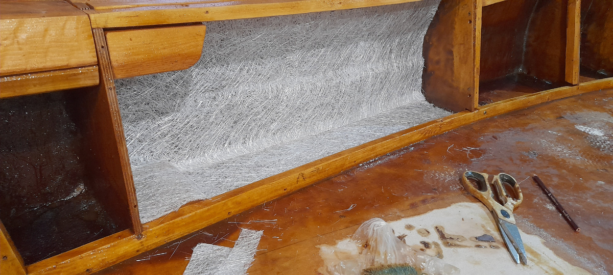 Стеклоткань наклеил на нанесенную на борта эпоксидку белого цвета